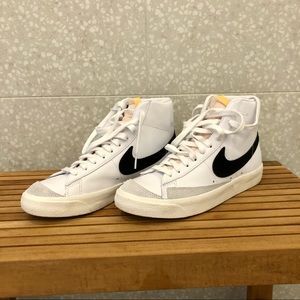 *Nike* Blazer Mid ‘77 Vintage - Women’s size 8,5 - Like New ✨